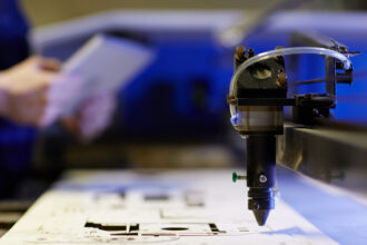 Découpe laser à Toulouse : ce que les professionnels doivent savoir avant de choisir leur prestataire