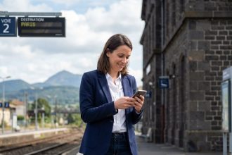 Femme professionnelle à Clermont-Ferrand souriante sur le quai